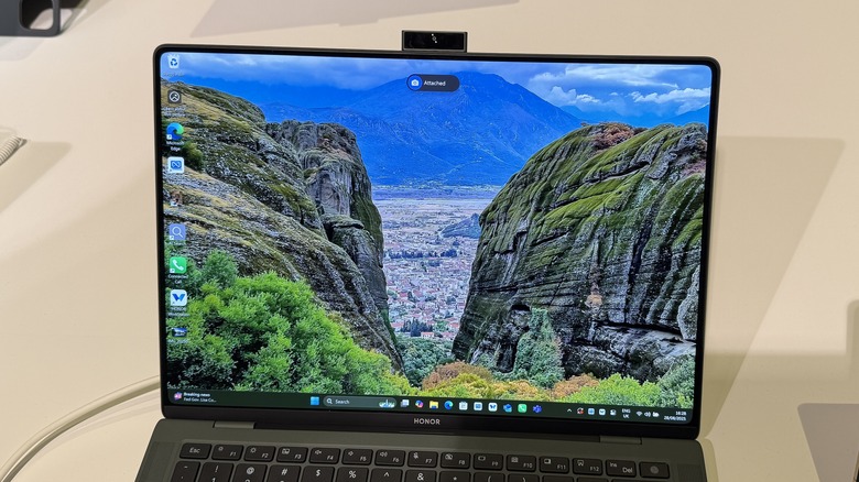 카메라가 부착 된 Magicbook Art 14를 존중하십시오