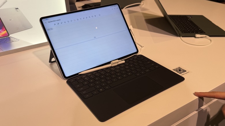 테이블에 MagicPad 3을 존중하십시오