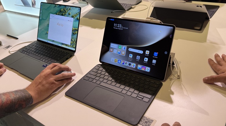 테이블에 노트북과 태블릿을 존중하십시오