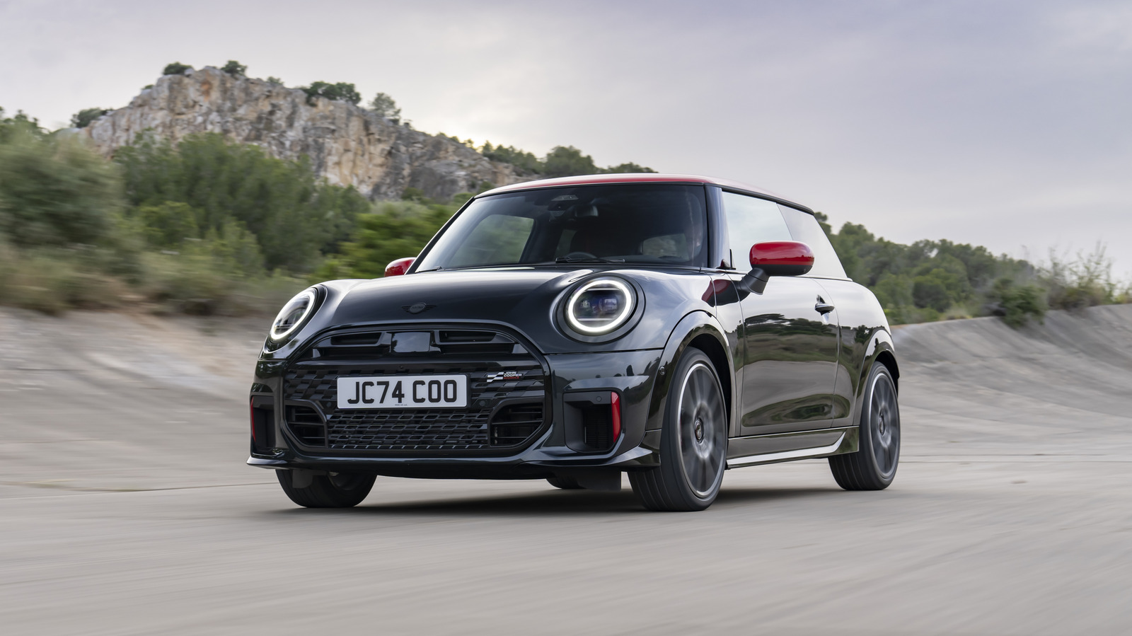 누가 미니 쿠퍼 엔진을 만들고 BMW와 동일합니까?