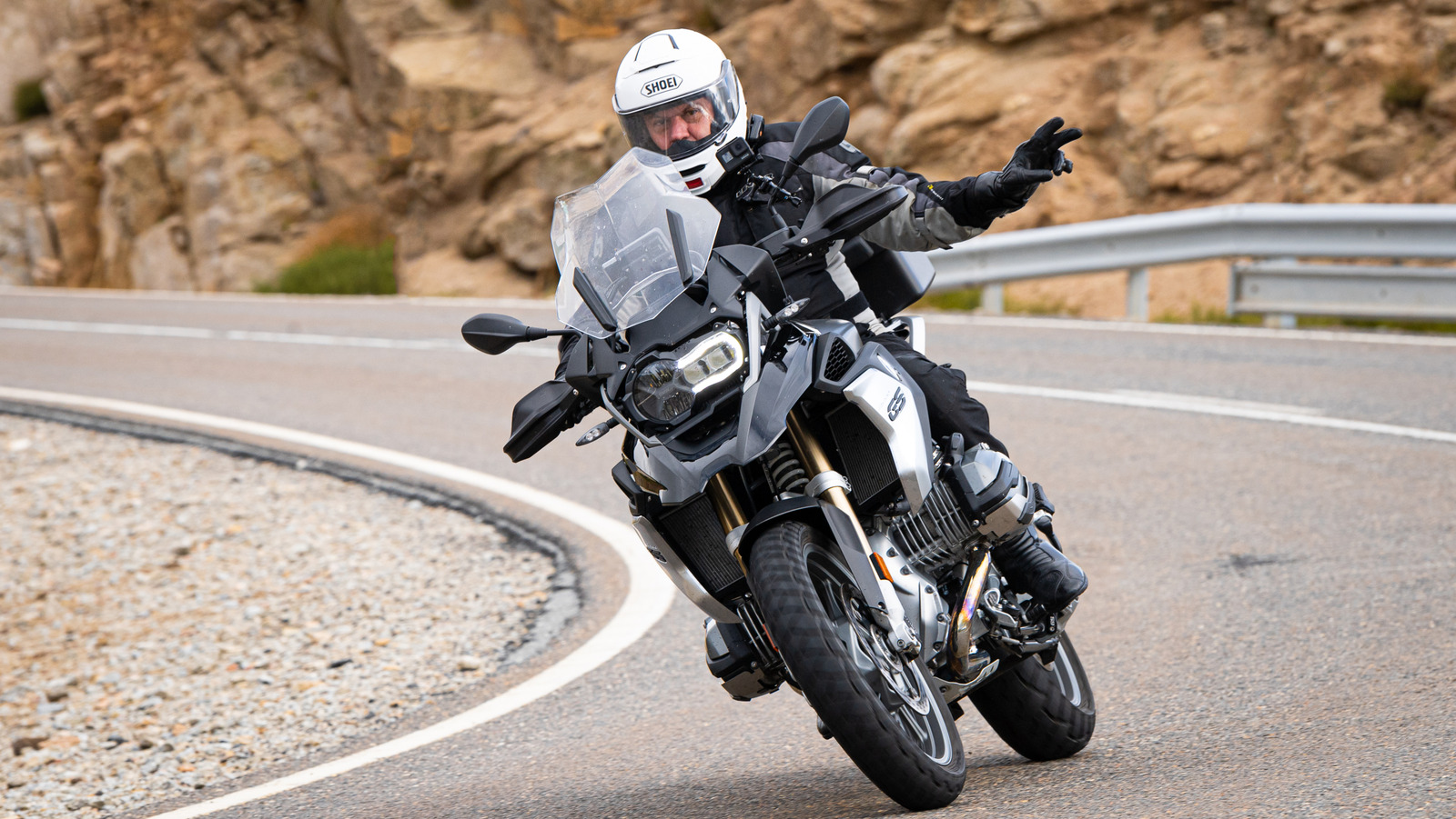 바이커 포인트가 두 손가락을 내려다 보면 의미하는 바