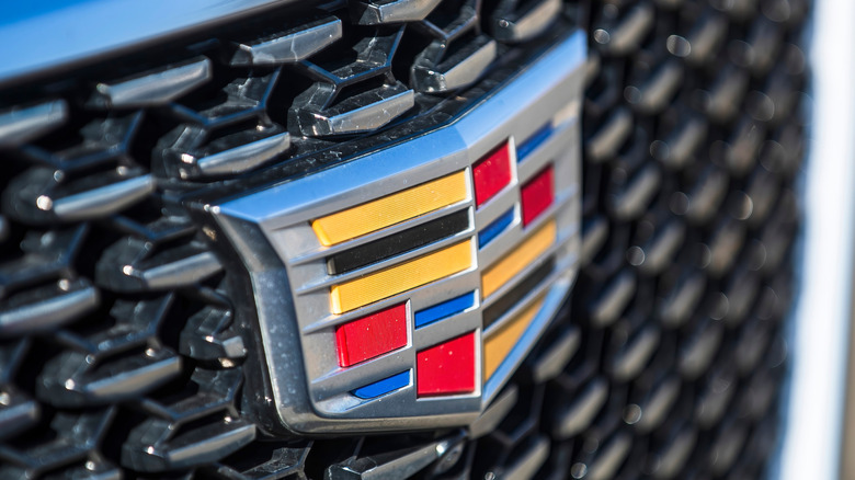 실버 그릴에 현대 캐딜락 엠블럼