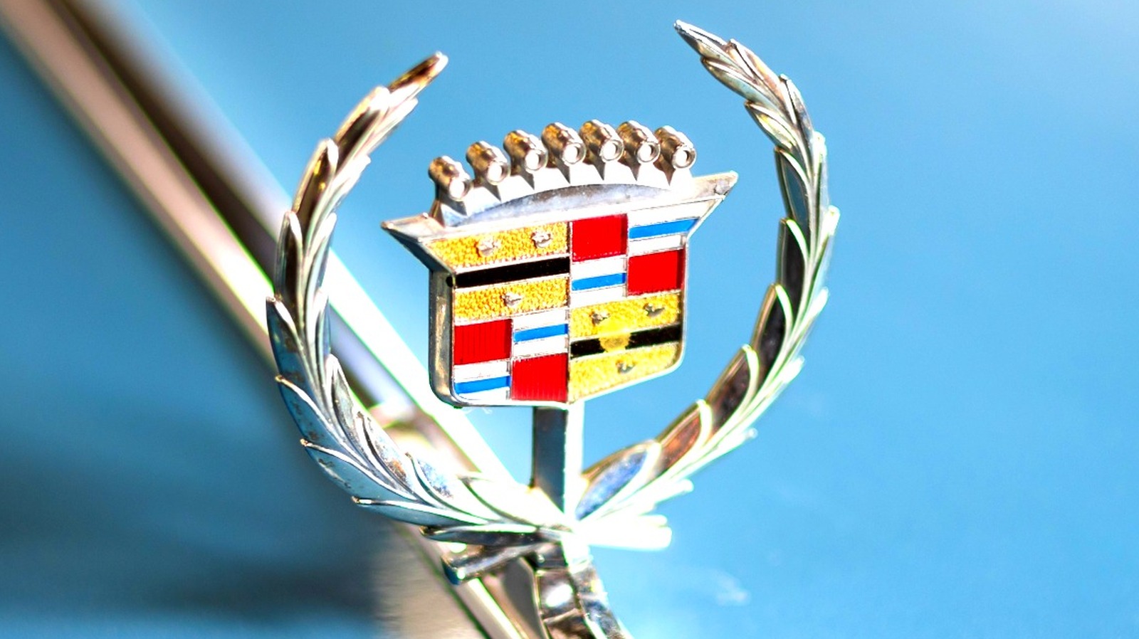 캐딜락이 로고에서 오리를 제거한 이유는 무엇입니까?