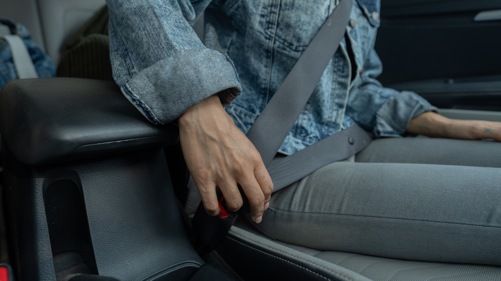 자동차의 안전 벨트의 작은 버튼은 무엇입니까?