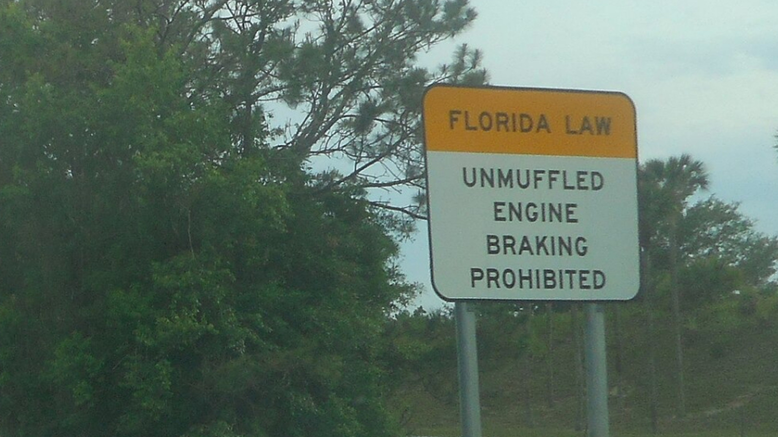 '엔진 브레이크 없음'표지판은 무엇을 의미합니까?