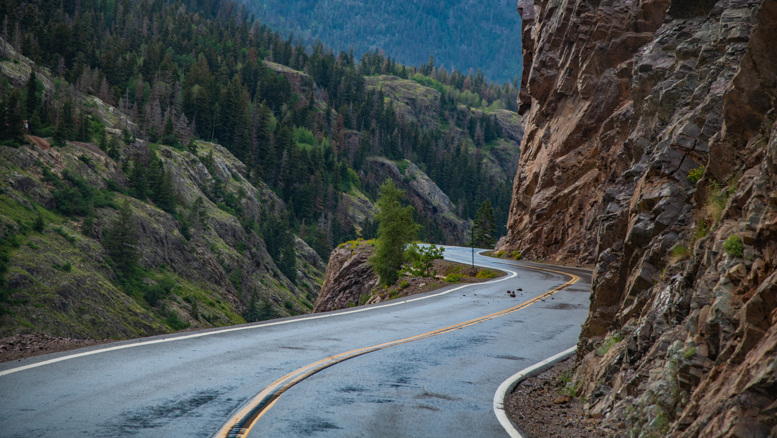 이 위험한 콜로라도 도로가 백만 달러 고속도로라고 불리는 이유는 무엇입니까?