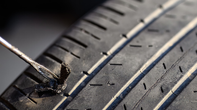 타이어 플러그가 삽입됩니다