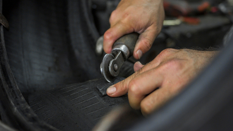 기계 설치 타이어 패치