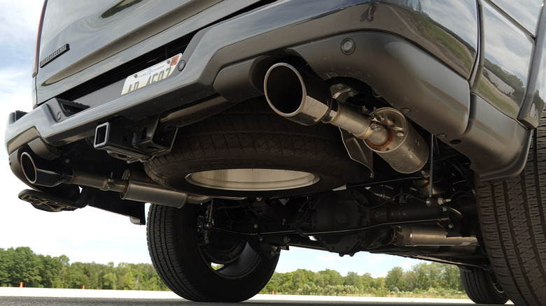 2026 RAM 1500 HEMI V8 ETORQUE 배기 디테일