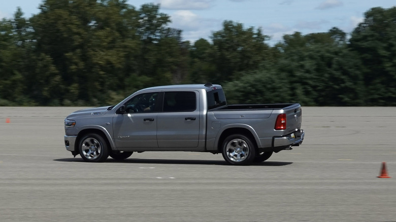 2026 RAM 1500 HEMI V8 ETORQUE를 사용하여 오토 크로스