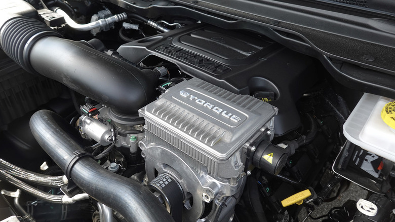 2026 RAM 1500 HEMI V8 ETORQUE ENGENCE BAY 디테일