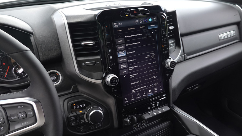 2026 RAM 1500 HEMI V8 ETORQUE 중앙 인포테인먼트 화면