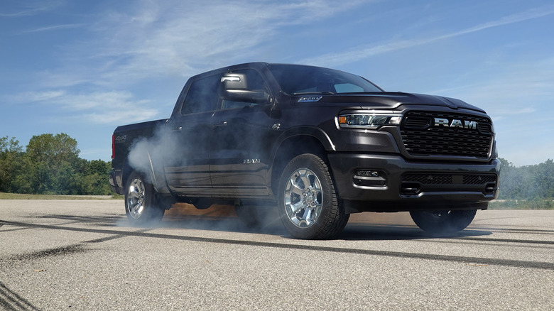 2026 RAM 1500 HEMI V8 ETORQUE 번 아웃을하고 있습니다