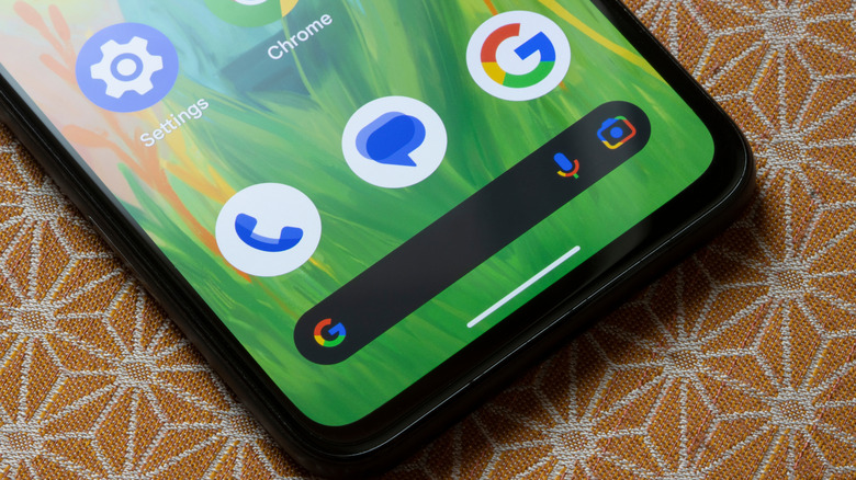 화면 하단에 전화, 메시지 및 Google 아이콘이있는 휴대폰