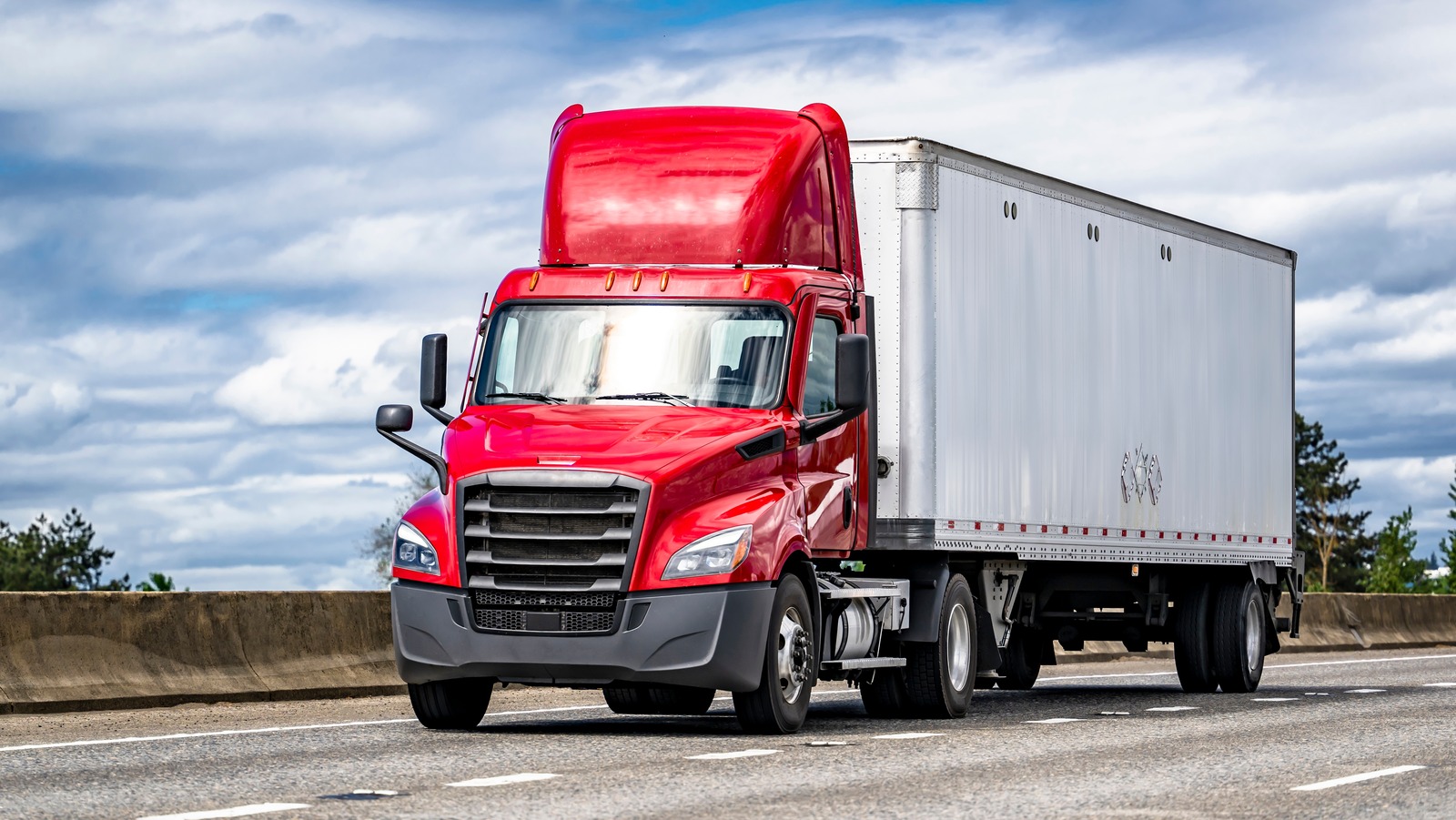 Semi-Truck Hoods의 스포일러는 무엇이며 어떻게 작동합니까?