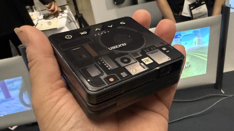 Aurzen 프로젝터를 들고있는 남자