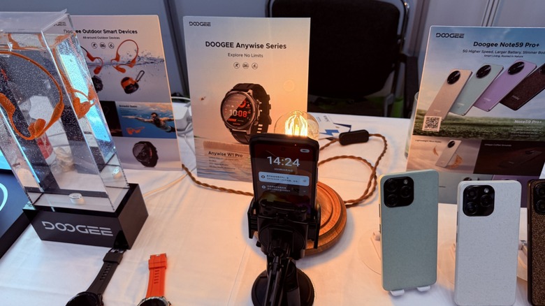 전시 된 다양한 Doogee 제품
