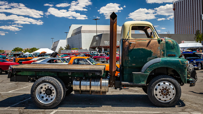 빈티지 세미 트럭의 측면도는 자동차 쇼에서 평평한 침대로 변환되었습니다.