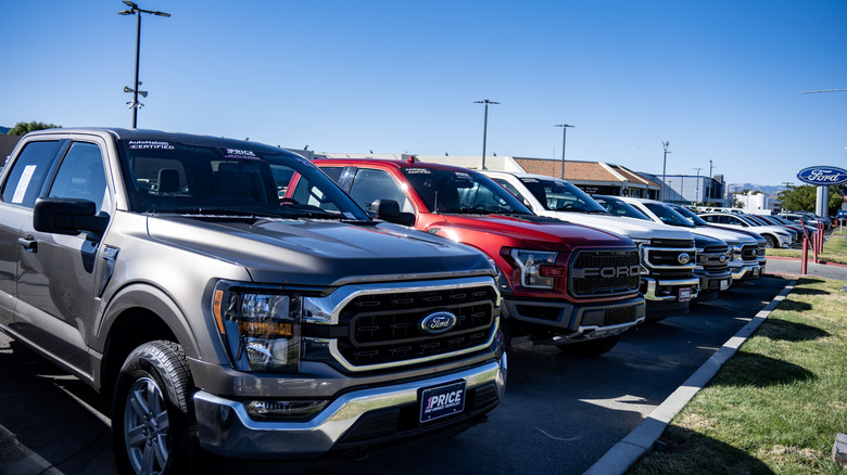 발렌시아 캘리포니아의 대리점에서 판매중인 포드 자동차 회사의 다양한 차량 선택