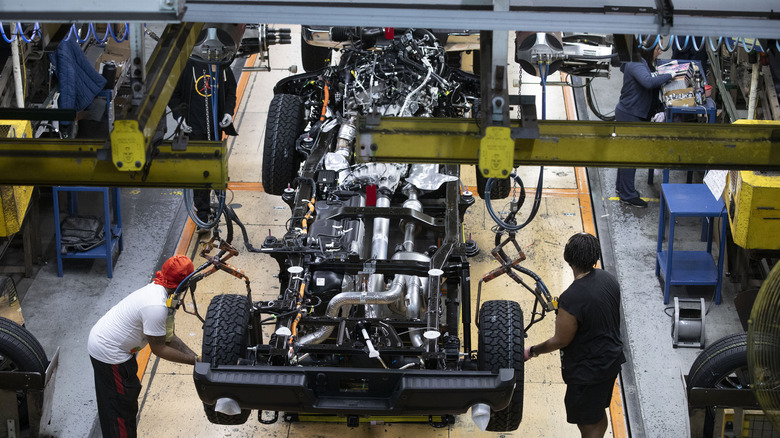 새로운 포드 F-150 트럭은 포드 디어 본 공장의 조립 라인을 통과합니다.