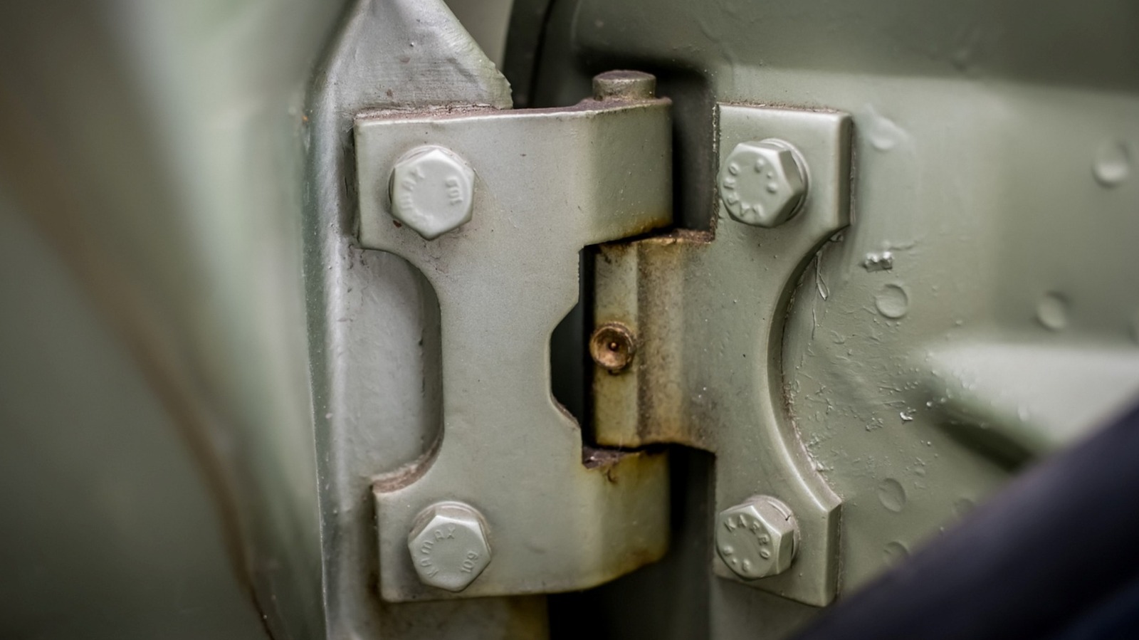 이 윤활유를 사용하여 자동차의 삐걱 거리는 힌지를 고정하십시오