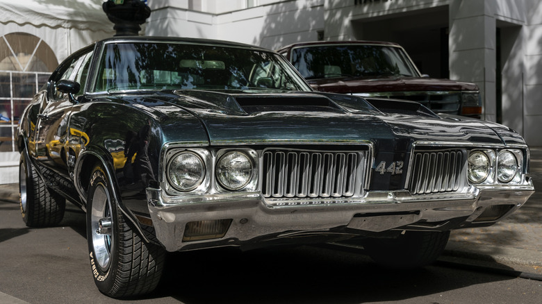 Green 1970 Oldsmobile 442 포장 도로 주차