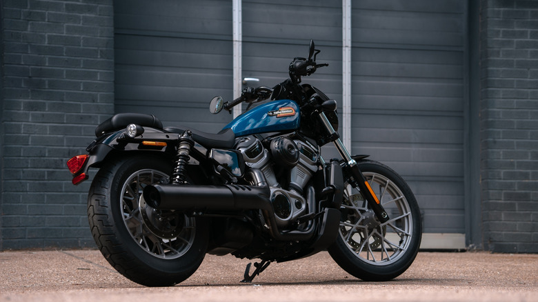 차고 앞에 주차 된 Blue Harley-Davidson Nightster의 사이드 샷.