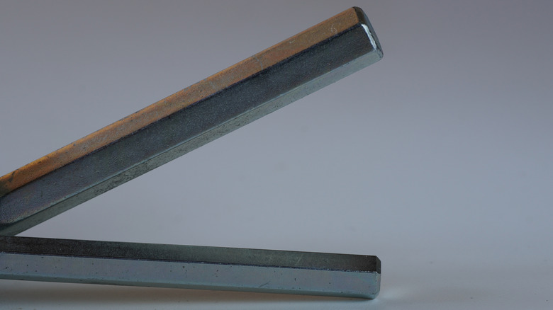 두 개의 Allen 키의 끝은 삼각형 형성으로 배열되었습니다.