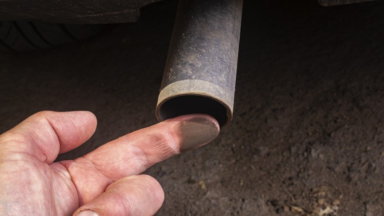 배기관에 의해 먼지가있는 손가락