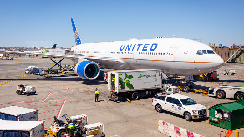 공항 활주로에는 항공기가 공급됩니다.