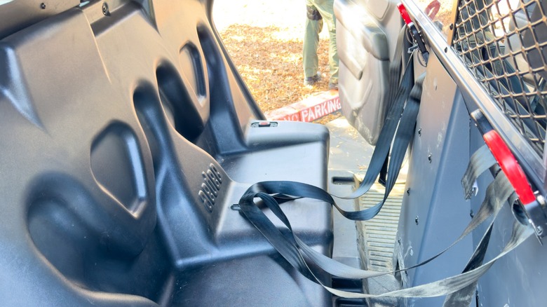 단단한 좌석과 아웃 보드 안전 벨트가있는 캘리포니아 경찰차 뒷면