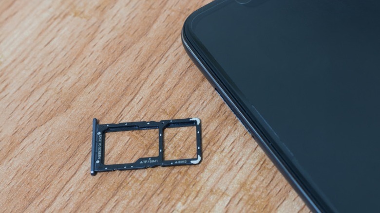 SIM 및 SD 카드 트레이로 전화하십시오