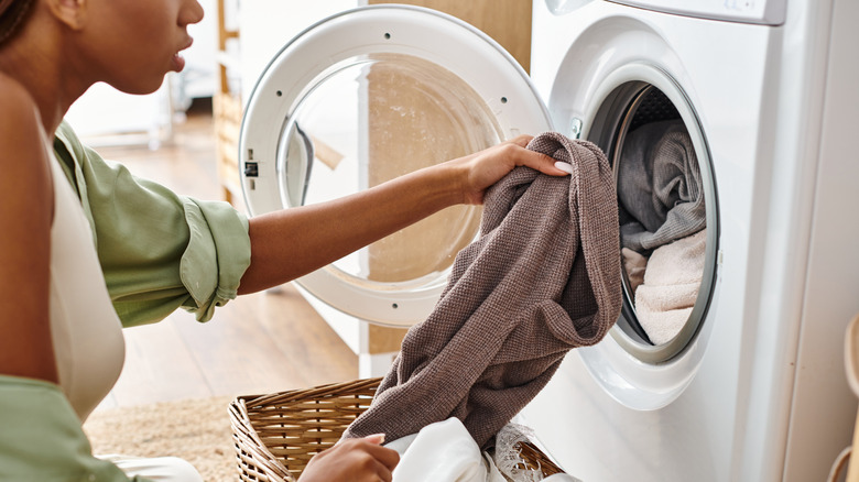 건조기 안에 옷을 넣습니다.