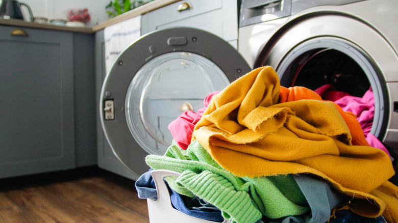 기계 외부에 배치 된 옷.