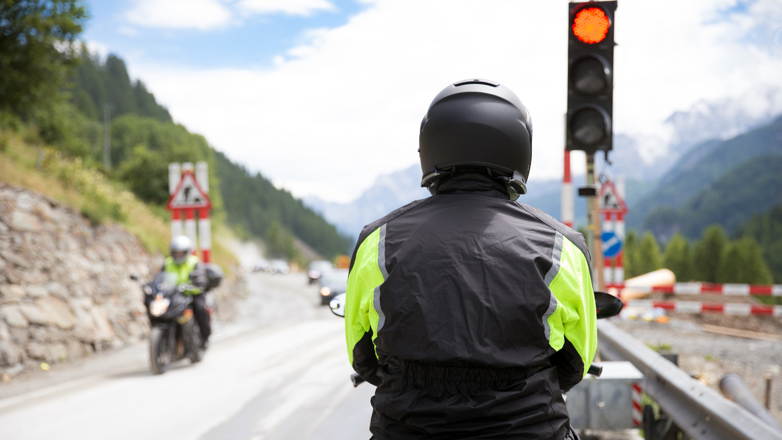 오토바이가 빨간 조명을 실행하는 것이 합법적입니까? 미국 법의 말은 다음과 같습니다