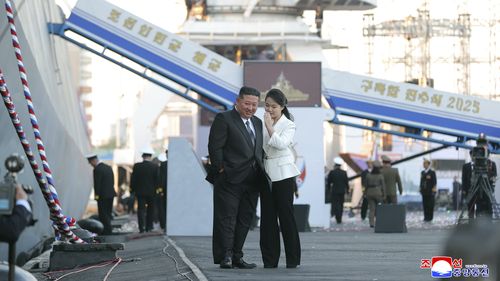 북한 정부가 제공 한이 사진에서, 김정은의 지도자 김정은의 딸은 2025 년 4 월 25 일 금요일 북한 남보의 서부 항구에서 새로운 해군 구축함을위한 시상식 날에 그와 대화한다. 