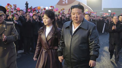 북한 정부가 제공 한이 사진에서 북한 지도자 김정은 (Kim Jong Un), 그의 딸은 2024 년 3 월 15 일 북한 북한에있는 Kangdong Greenhouse Farm의 완성 및 운영 행사에 참석했다. 