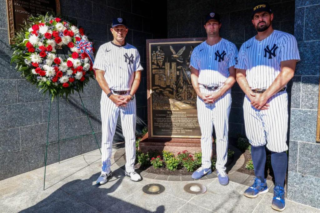9/11 기념비에 화환을 놓는 Aaron Boone : '정말 의미가 있습니다'