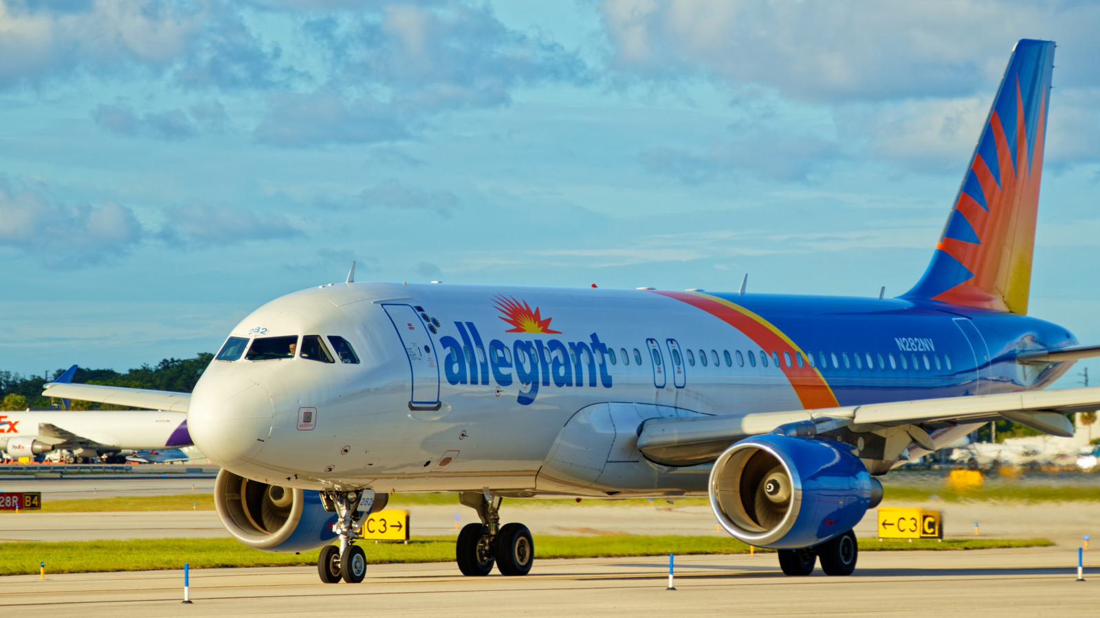 Allegiant Air를 소유 한 사람은 누구이며 항공사의 항공편은 어떻게 그렇게 저렴합니까?