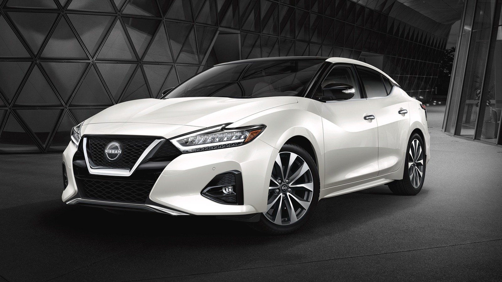 Pro Mechanic은 일부 Nissan Maxima 수리의 예기치 않은 비용을 설명합니다.