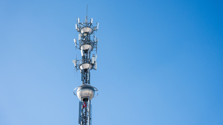 휴대폰 및 비디오 데이터 전송 용 셀룰러 통신 타워.