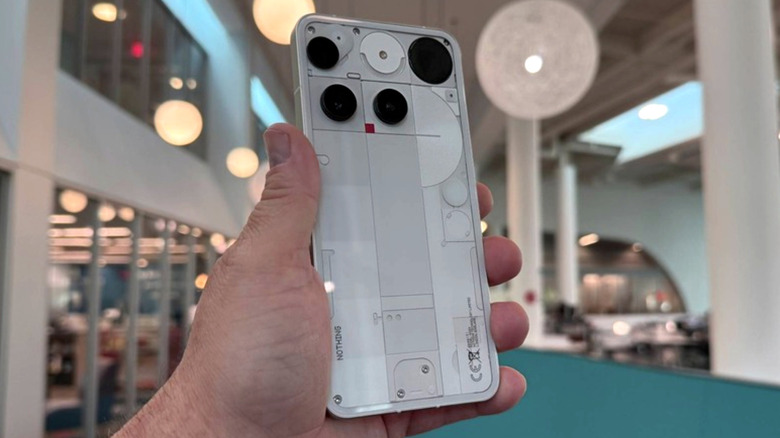 공공 컨벤션 홀 앞에서 손을 잡고 전화 3