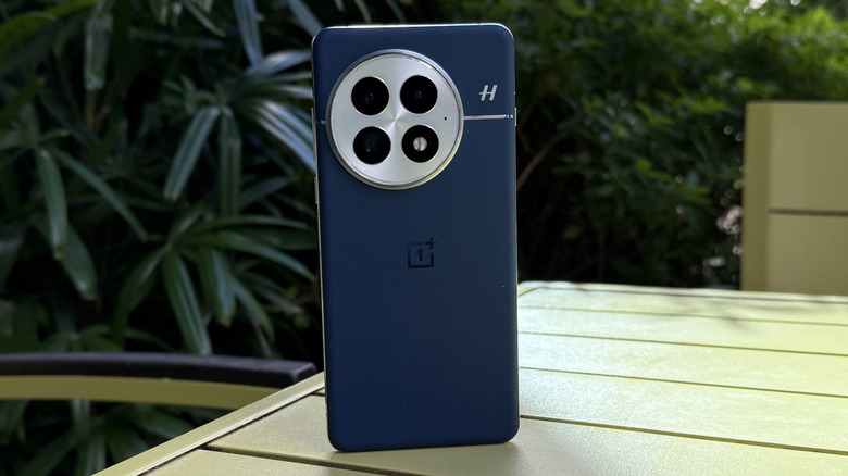 테이블 위에 서있는 OnePlus 13 전화