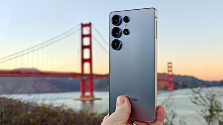 골든 게이트 브리지 앞에서 손을 잡고 삼성 갤럭시 S25 울트라