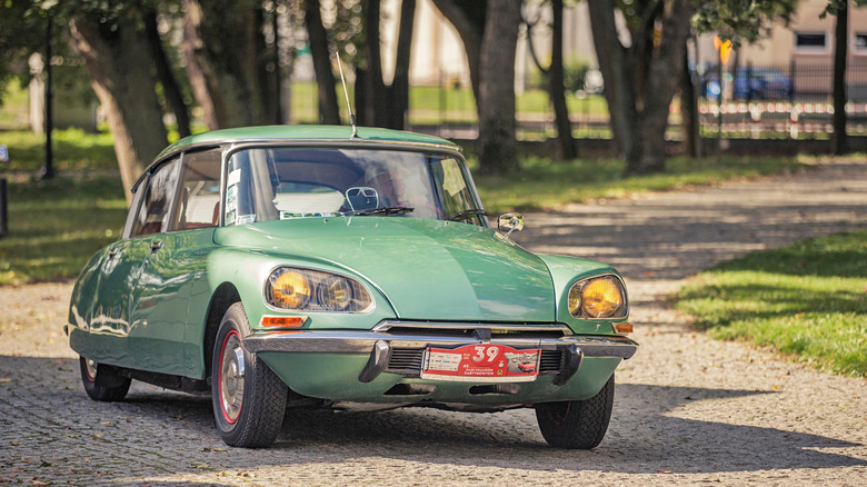 녹색 시트로엔 DS의 프론트 샷