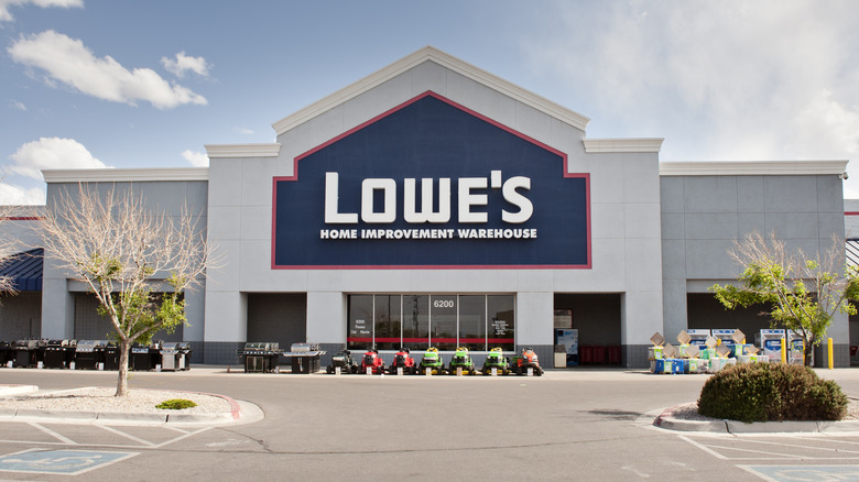 아침에 Lowe의 상점