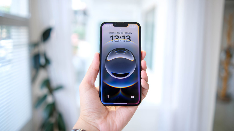 Apple의 스마트 폰 iPhone 16e는 사람이 보유하고 있습니다.