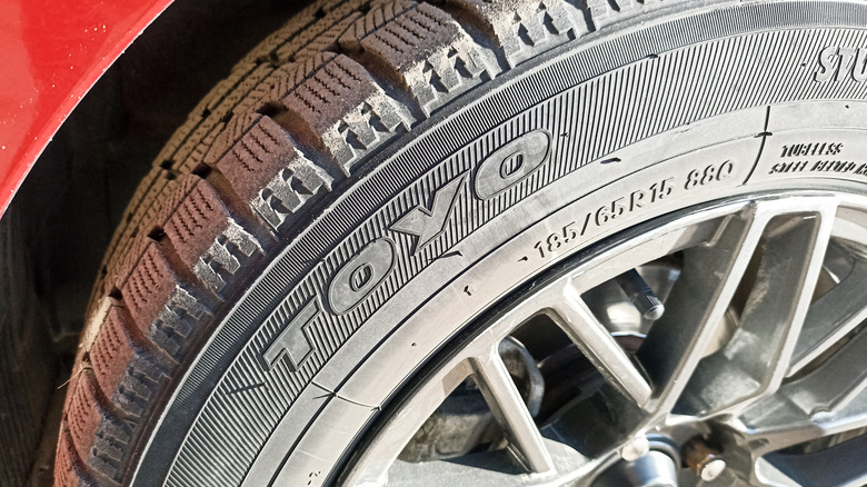 빨간 차량에 도요 겨울 타이어의 클로즈업