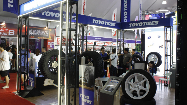 자동차 쇼에서 Toyo 타이어 부스