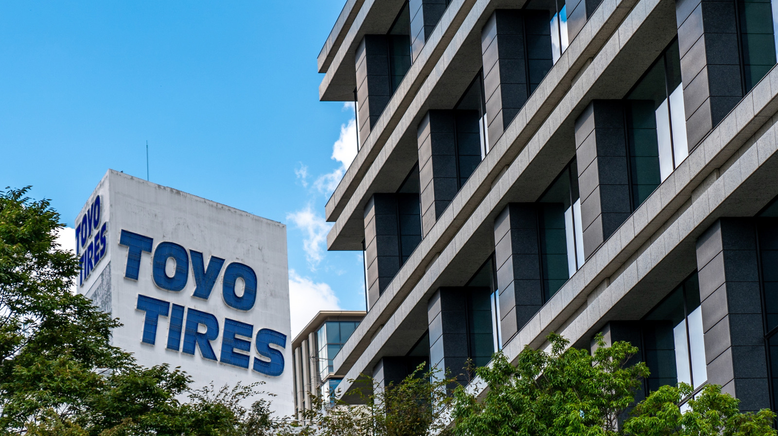 Toyo 타이어는 어디에서 만들어지고 누가 회사를 소유하고 있습니까?
